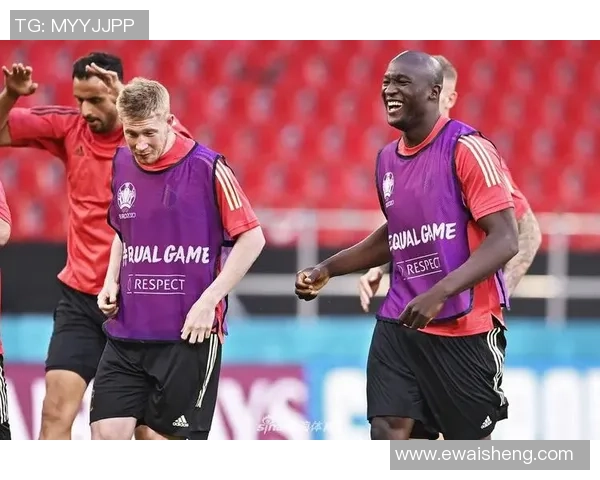 三个足球明星欢聚一堂共享快乐时光笑声不断引发热烈讨论